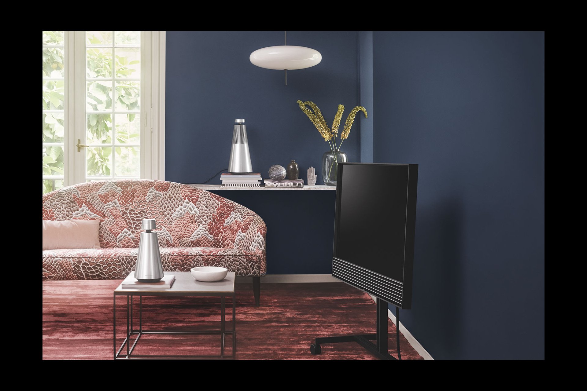 Bang & Olufsen zeigt mit BeoSound 1 und BeoSound 2 zwei 360-Grad-Lautsprecher. Ansteuern lassen sich beide Lautsprecher mit Google Cast, AirPlay, DLNA und Bluetooth.
